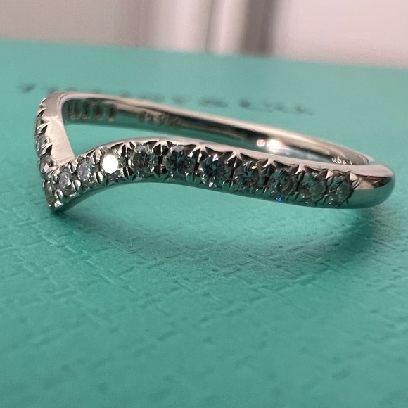 Beautiful V ring - Picture 6 of 14